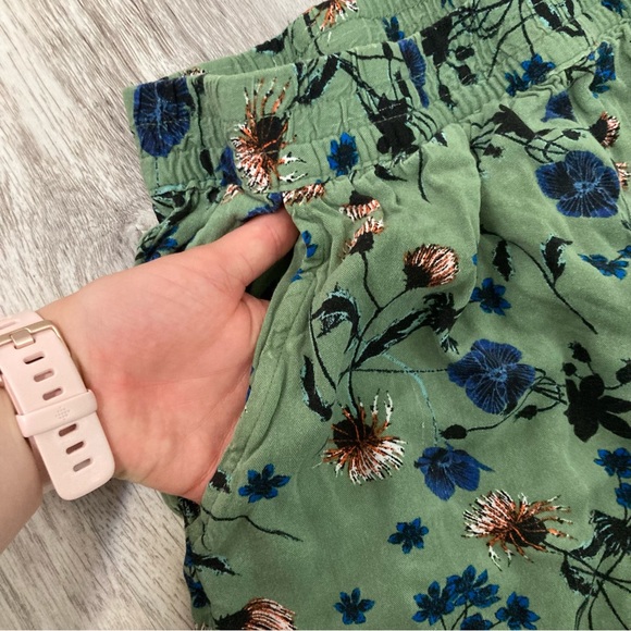 Jessica Simpson | green pants with flowers 🌺 - Picture 2 of 5